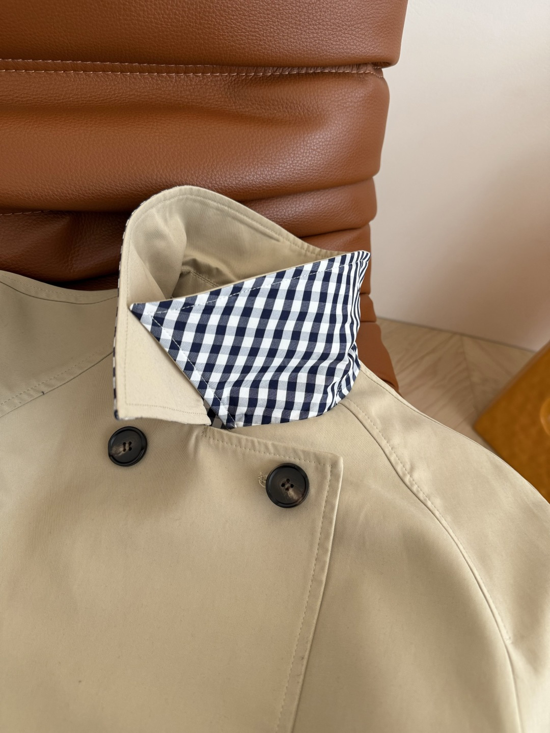 拉风气质感 25秋冬 英伦范撞色格子卷边设计长款风衣 随随便便就能穿出时髦率性感 且无论处于任何场合都能