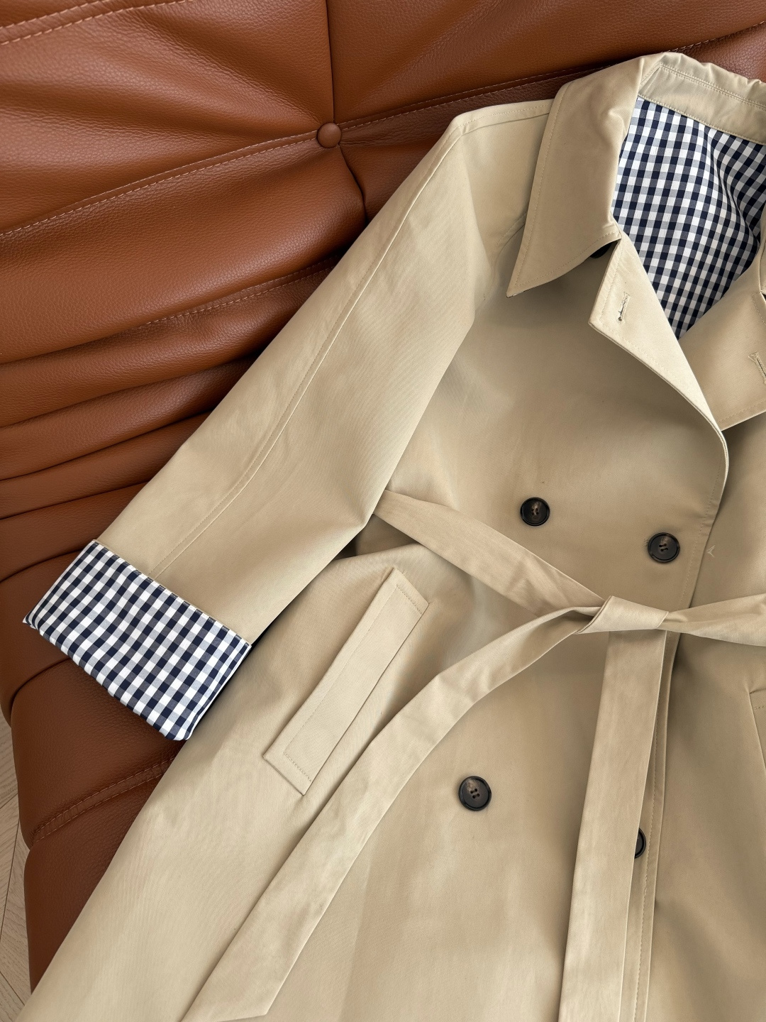 拉风气质感 25秋冬 英伦范撞色格子卷边设计长款风衣 随随便便就能穿出时髦率性感 且无论处于任何场合都能