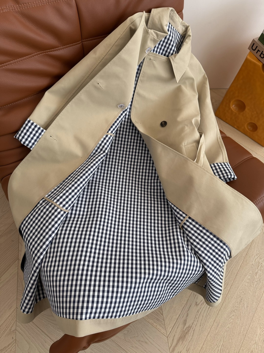 拉风气质感 25秋冬 英伦范撞色格子卷边设计长款风衣 随随便便就能穿出时髦率性感 且无论处于任何场合都能