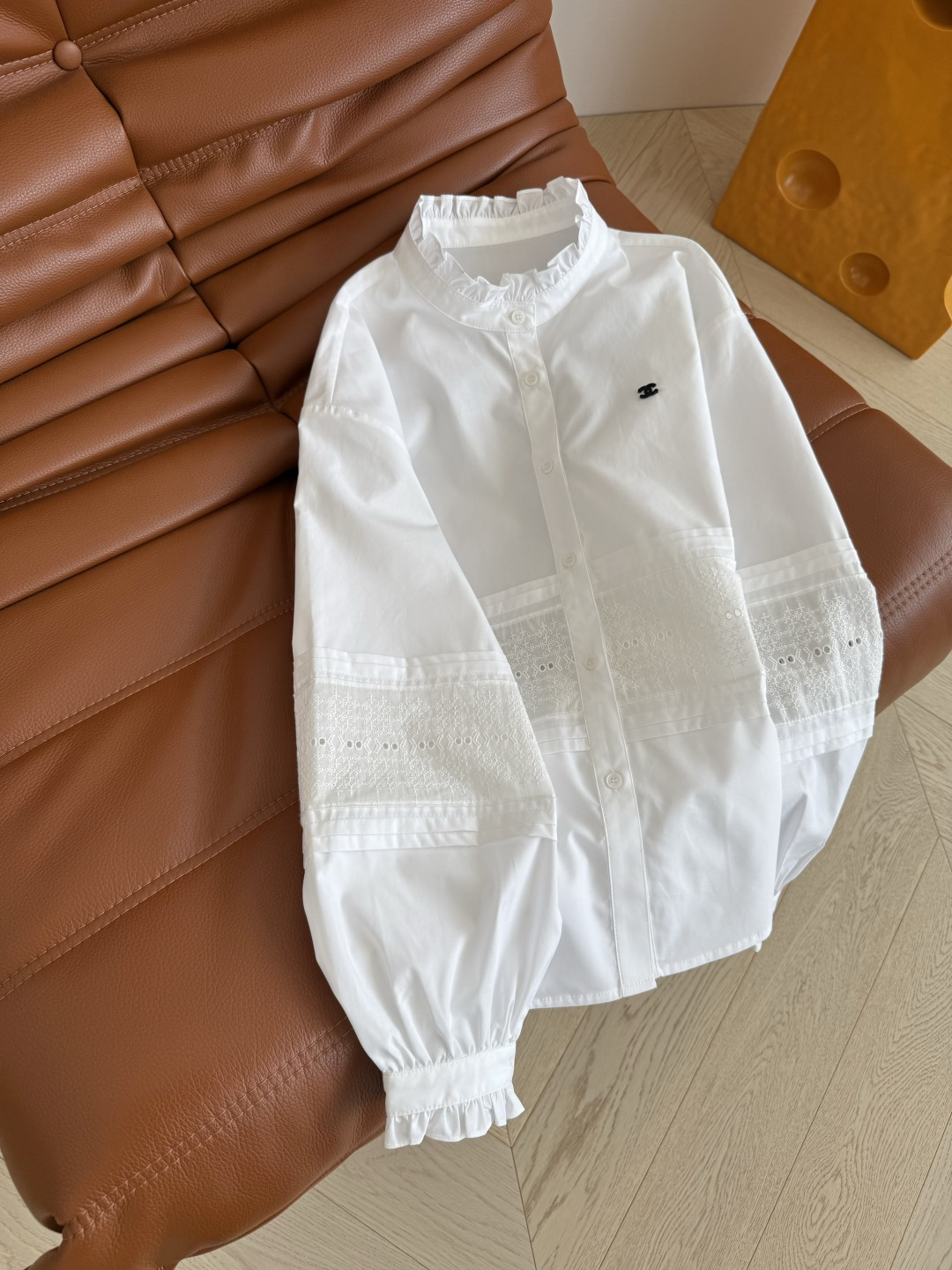 复古巴黎风 25早秋 双C图案装饰花边衬衫 复古花边小立领设计 搭配小外套太好看了 可以露出花边领子和袖