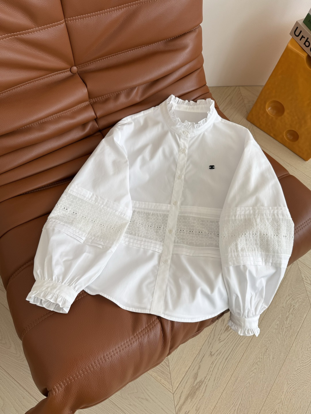 复古巴黎风 25早秋 双C图案装饰花边衬衫 复古花边小立领设计 搭配小外套太好看了 可以露出花边领子和袖