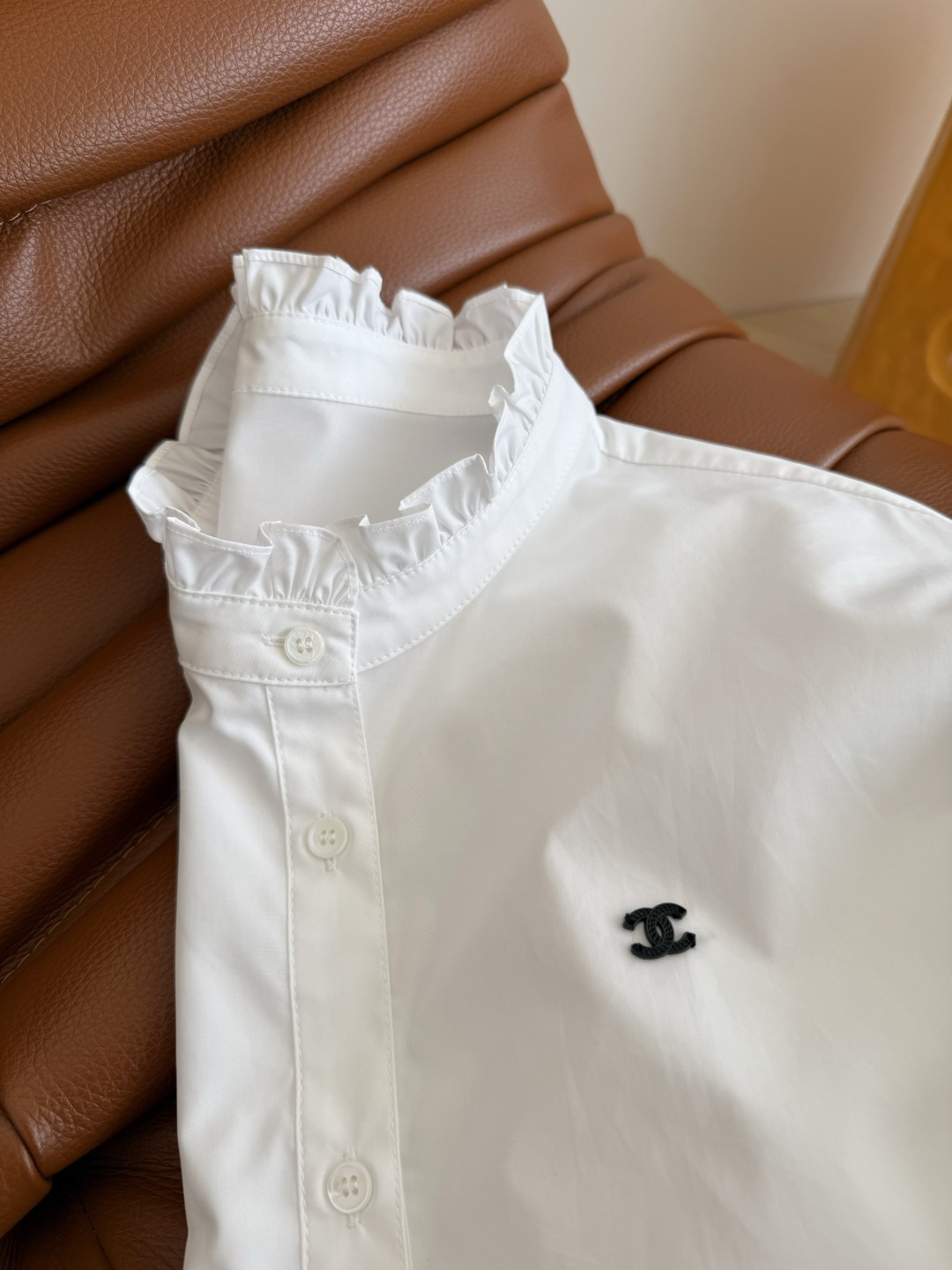 复古巴黎风 25早秋 双C图案装饰花边衬衫 复古花边小立领设计 搭配小外套太好看了 可以露出花边领子和袖