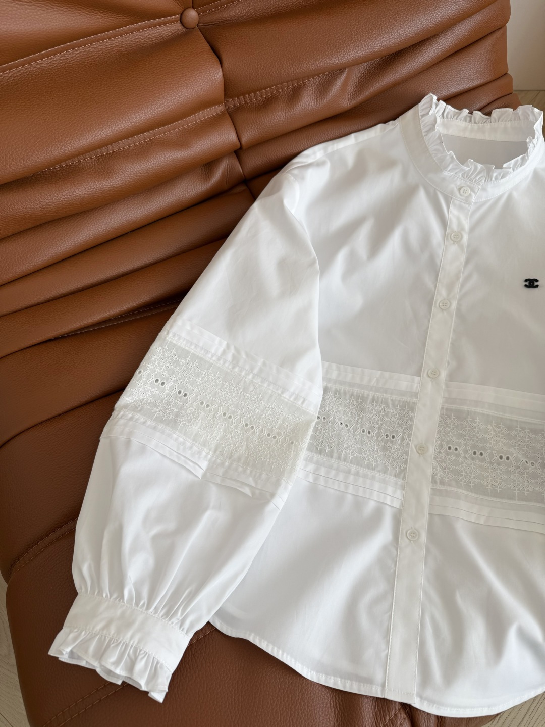 复古巴黎风 25早秋 双C图案装饰花边衬衫 复古花边小立领设计 搭配小外套太好看了 可以露出花边领子和袖