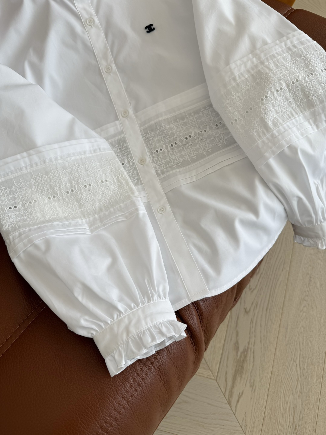 复古巴黎风 25早秋 双C图案装饰花边衬衫 复古花边小立领设计 搭配小外套太好看了 可以露出花边领子和袖