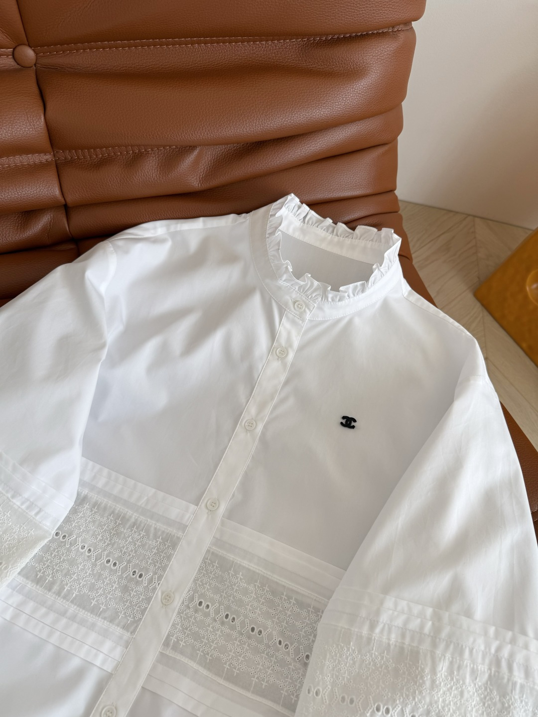 复古巴黎风 25早秋 双C图案装饰花边衬衫 复古花边小立领设计 搭配小外套太好看了 可以露出花边领子和袖