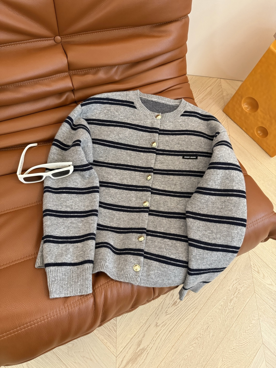 25秋冬 徽标装饰条纹开衫毛衣 财阀千金感 精致女大日常穿法推荐 一眼爱上的毛衣外套 采用百分百的初剪羊