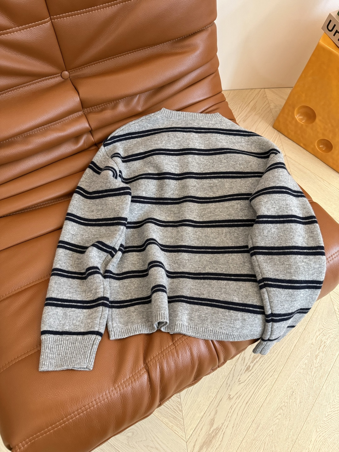 25秋冬 徽标装饰条纹开衫毛衣 财阀千金感 精致女大日常穿法推荐 一眼爱上的毛衣外套 采用百分百的初剪羊