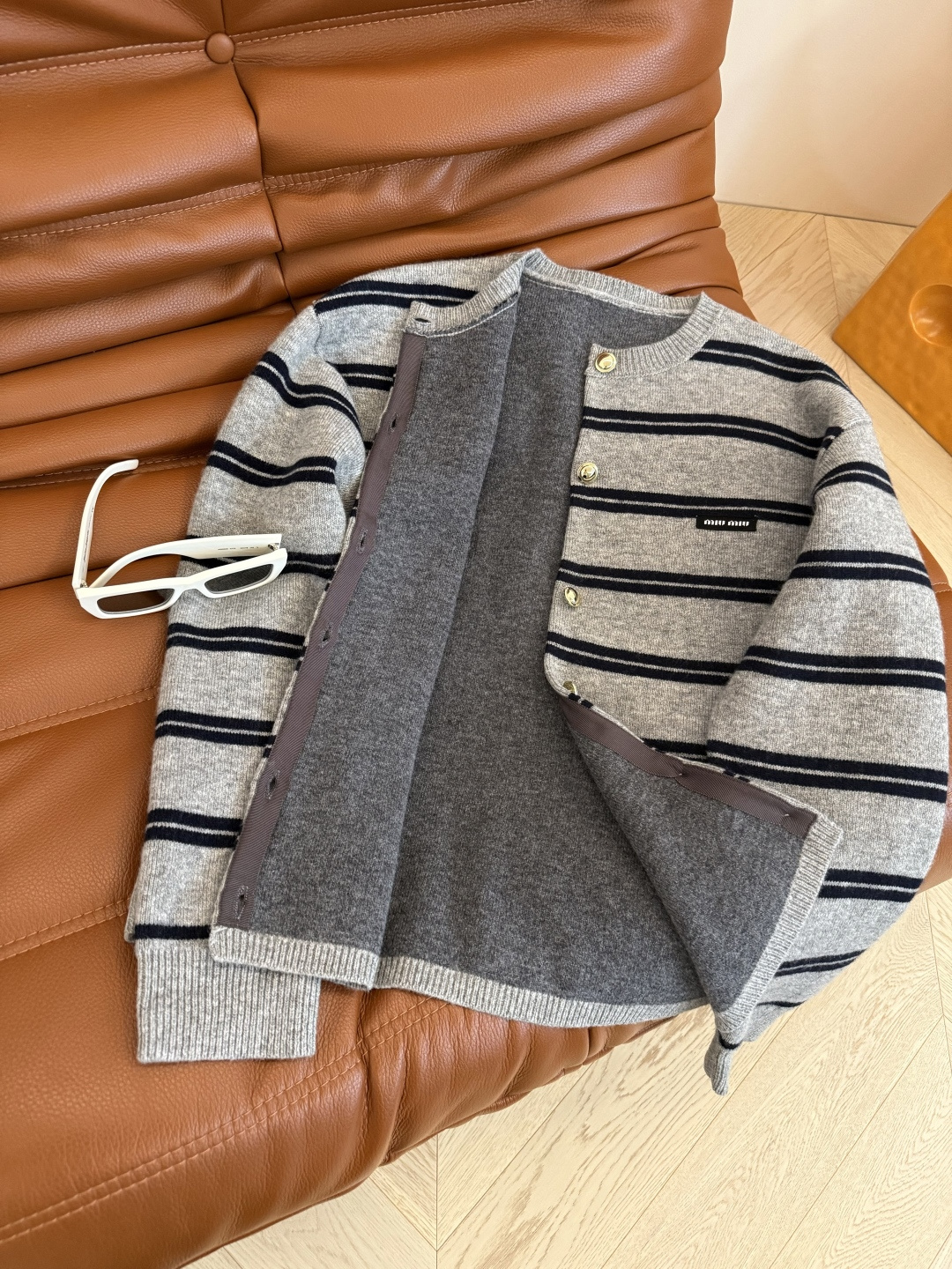 25秋冬 徽标装饰条纹开衫毛衣 财阀千金感 精致女大日常穿法推荐 一眼爱上的毛衣外套 采用百分百的初剪羊