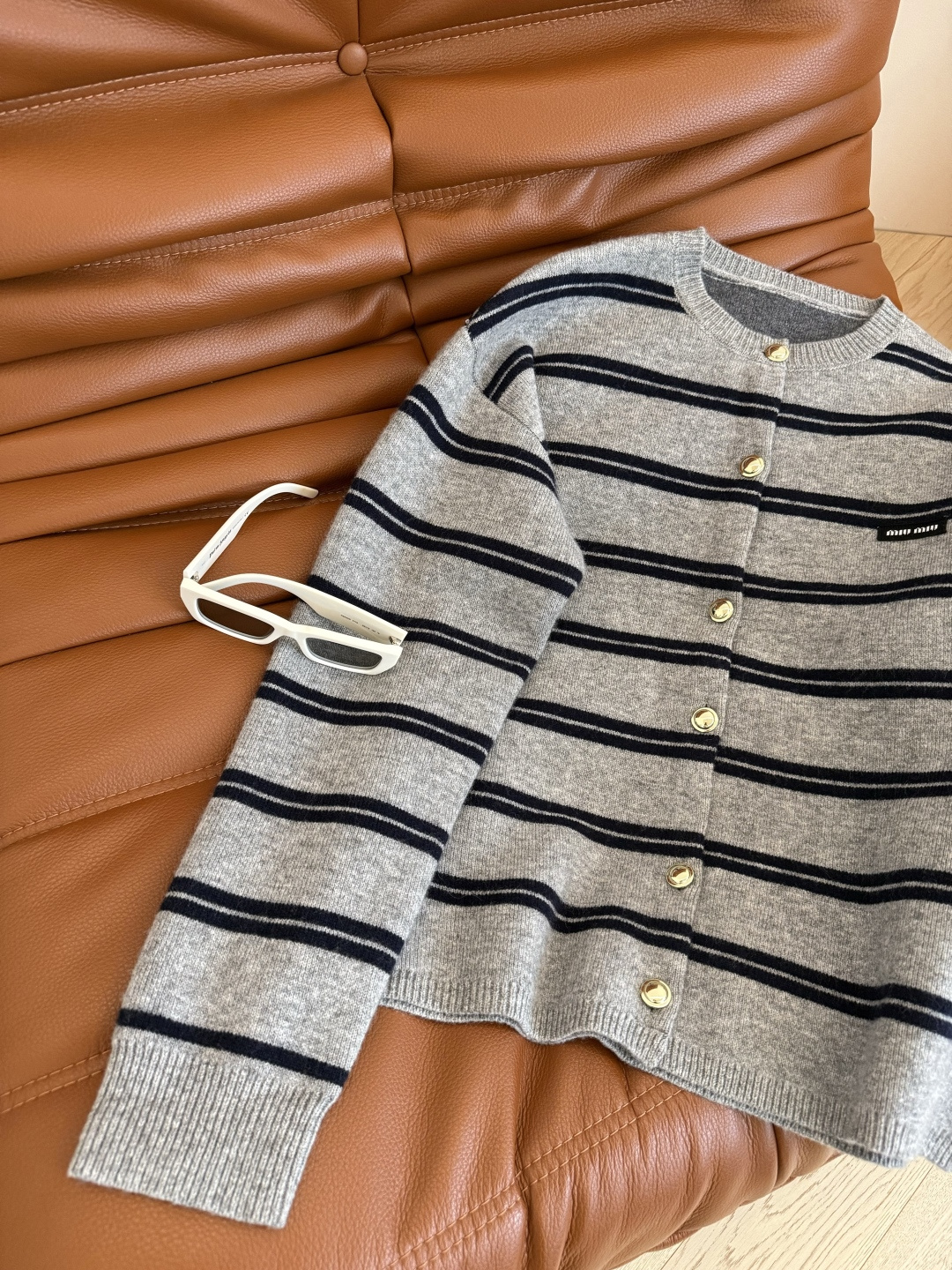 25秋冬 徽标装饰条纹开衫毛衣 财阀千金感 精致女大日常穿法推荐 一眼爱上的毛衣外套 采用百分百的初剪羊