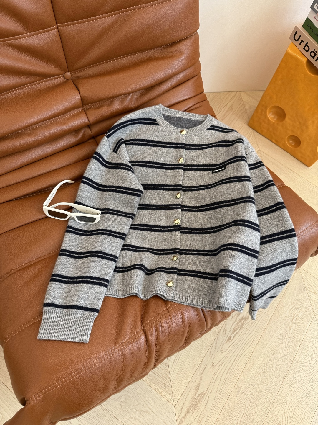 25秋冬 徽标装饰条纹开衫毛衣 财阀千金感 精致女大日常穿法推荐 一眼爱上的毛衣外套 采用百分百的初剪羊