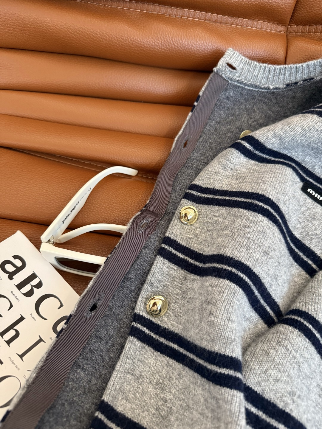 25秋冬 徽标装饰条纹开衫毛衣 财阀千金感 精致女大日常穿法推荐 一眼爱上的毛衣外套 采用百分百的初剪羊