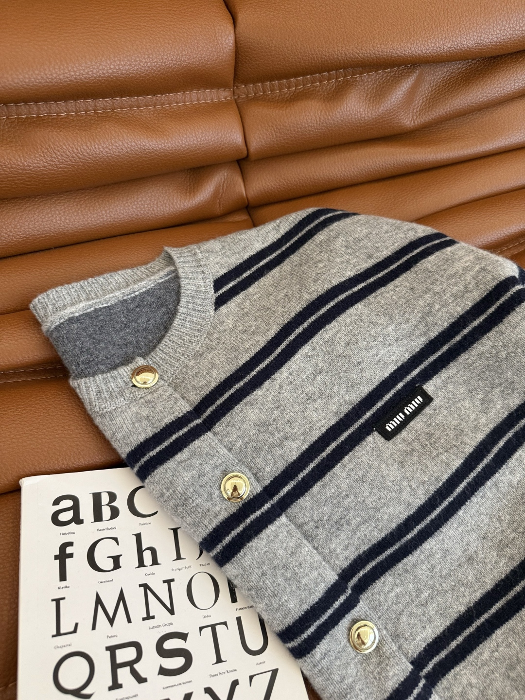 25秋冬 徽标装饰条纹开衫毛衣 财阀千金感 精致女大日常穿法推荐 一眼爱上的毛衣外套 采用百分百的初剪羊