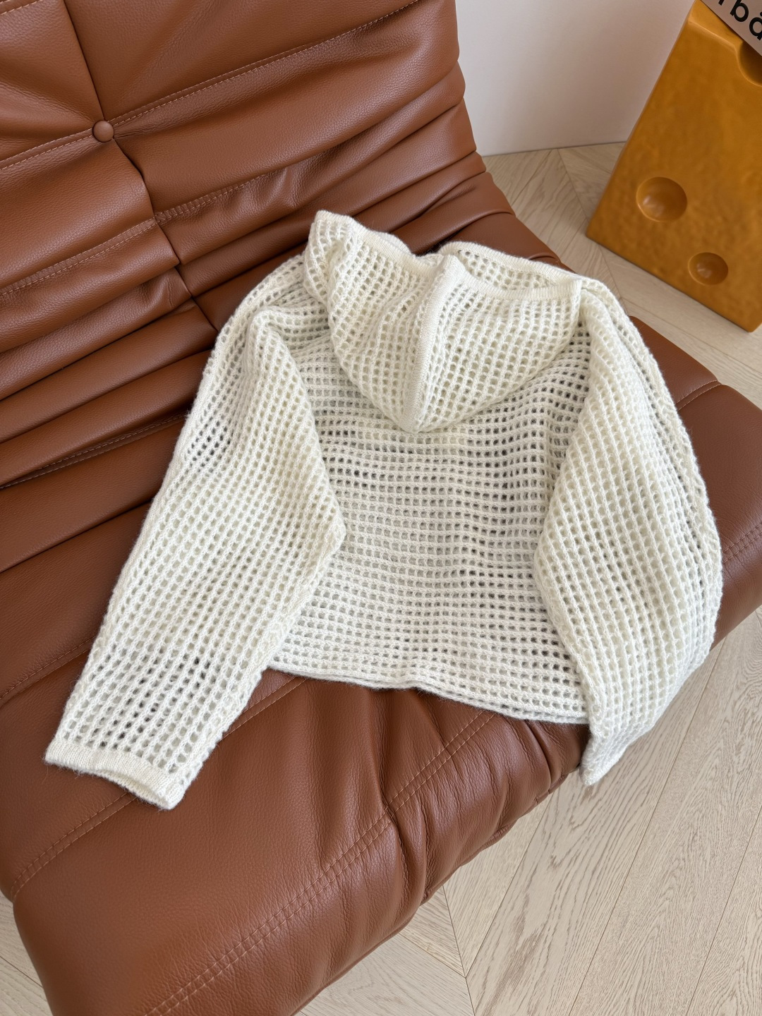 奶Fufu的新款推荐 25秋冬 镂空设计连帽针织毛衫 轻松拿捏慵懒感的毛衣 对身材包容度也比较高 嘎嘎显