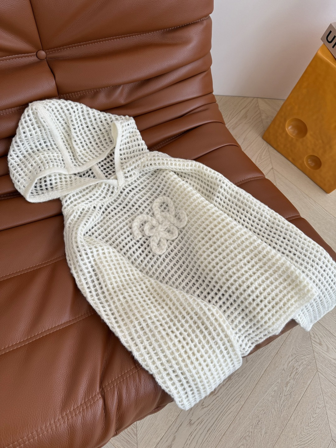 奶Fufu的新款推荐 25秋冬 镂空设计连帽针织毛衫 轻松拿捏慵懒感的毛衣 对身材包容度也比较高 嘎嘎显