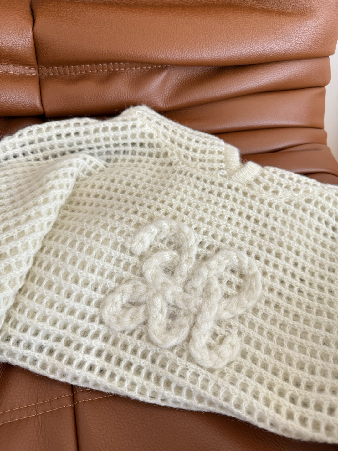 奶Fufu的新款推荐 25秋冬 镂空设计连帽针织毛衫 轻松拿捏慵懒感的毛衣 对身材包容度也比较高 嘎嘎显