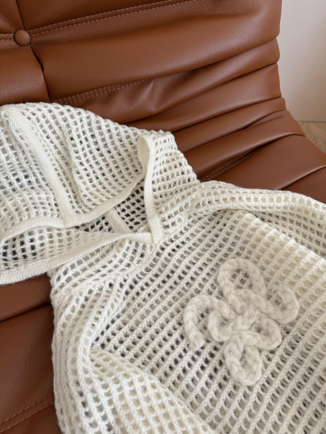 奶Fufu的新款推荐 25秋冬 镂空设计连帽针织毛衫 轻松拿捏慵懒感的毛衣 对身材包容度也比较高 嘎嘎显