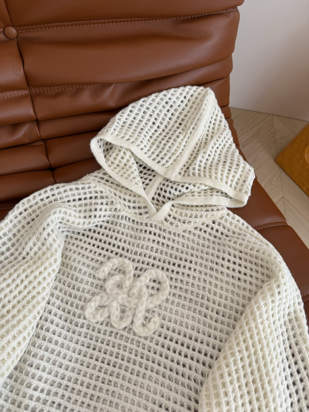 奶Fufu的新款推荐 25秋冬 镂空设计连帽针织毛衫 轻松拿捏慵懒感的毛衣 对身材包容度也比较高 嘎嘎显