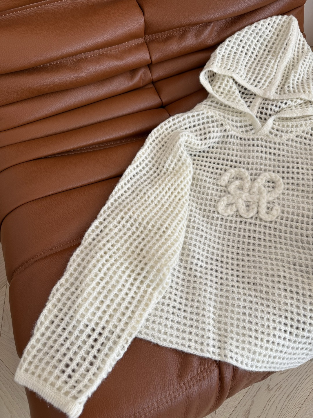 奶Fufu的新款推荐 25秋冬 镂空设计连帽针织毛衫 轻松拿捏慵懒感的毛衣 对身材包容度也比较高 嘎嘎显