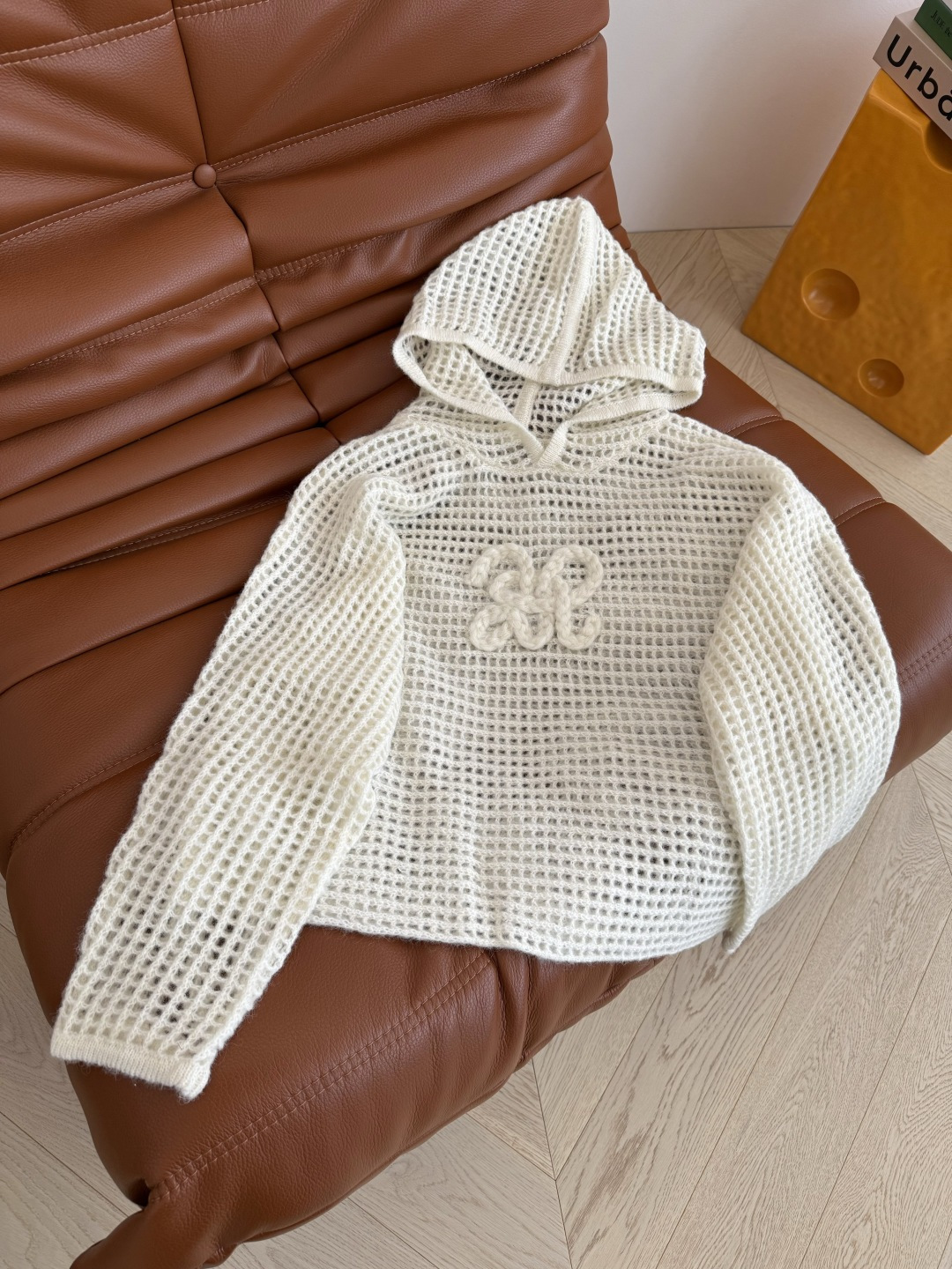 奶Fufu的新款推荐 25秋冬 镂空设计连帽针织毛衫 轻松拿捏慵懒感的毛衣 对身材包容度也比较高 嘎嘎显