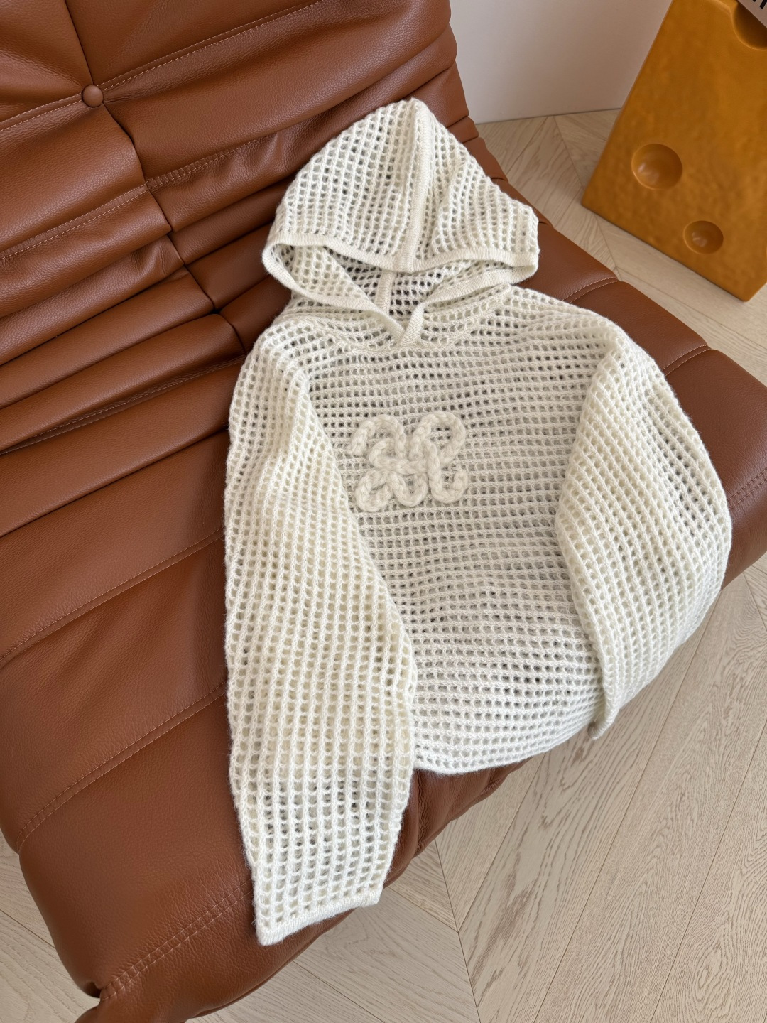 奶Fufu的新款推荐 25秋冬 镂空设计连帽针织毛衫 轻松拿捏慵懒感的毛衣 对身材包容度也比较高 嘎嘎显