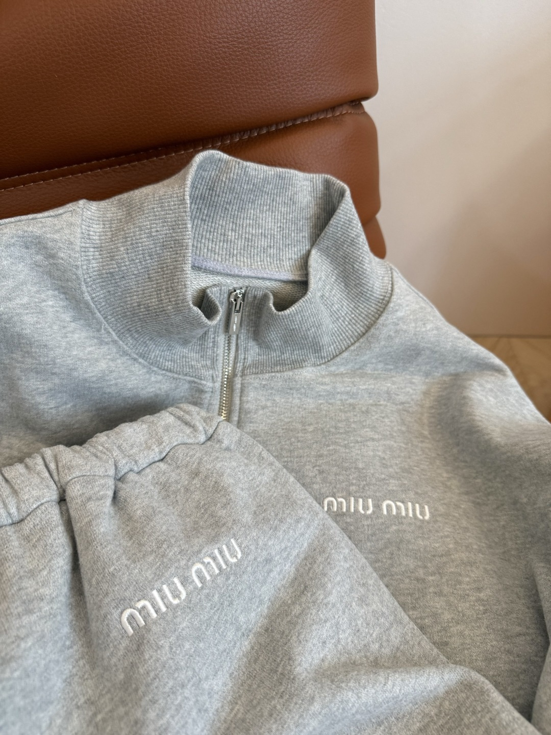 25秋冬新款 小字母logo刺绣徽标一套搭配 采用进口的鱼鳞片纯棉面料 有份量感和挺括感 上身更加有型 