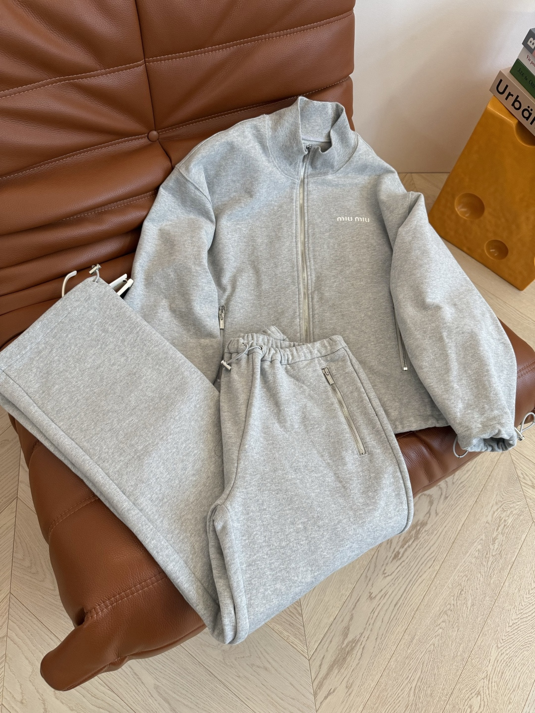 25秋冬新款 小字母logo刺绣徽标一套搭配 采用进口的鱼鳞片纯棉面料 有份量感和挺括感 上身更加有型 