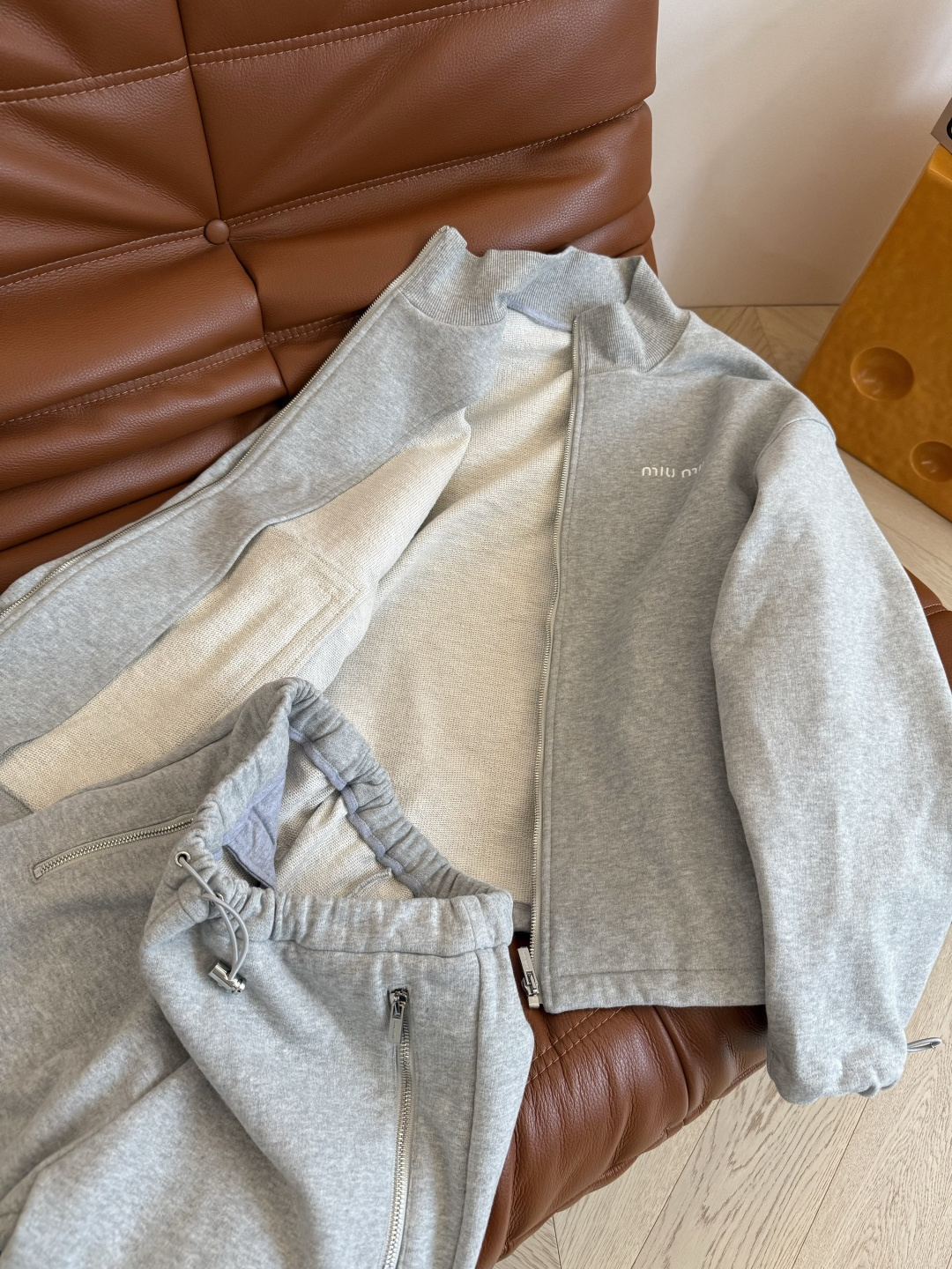 25秋冬新款 小字母logo刺绣徽标一套搭配 采用进口的鱼鳞片纯棉面料 有份量感和挺括感 上身更加有型 