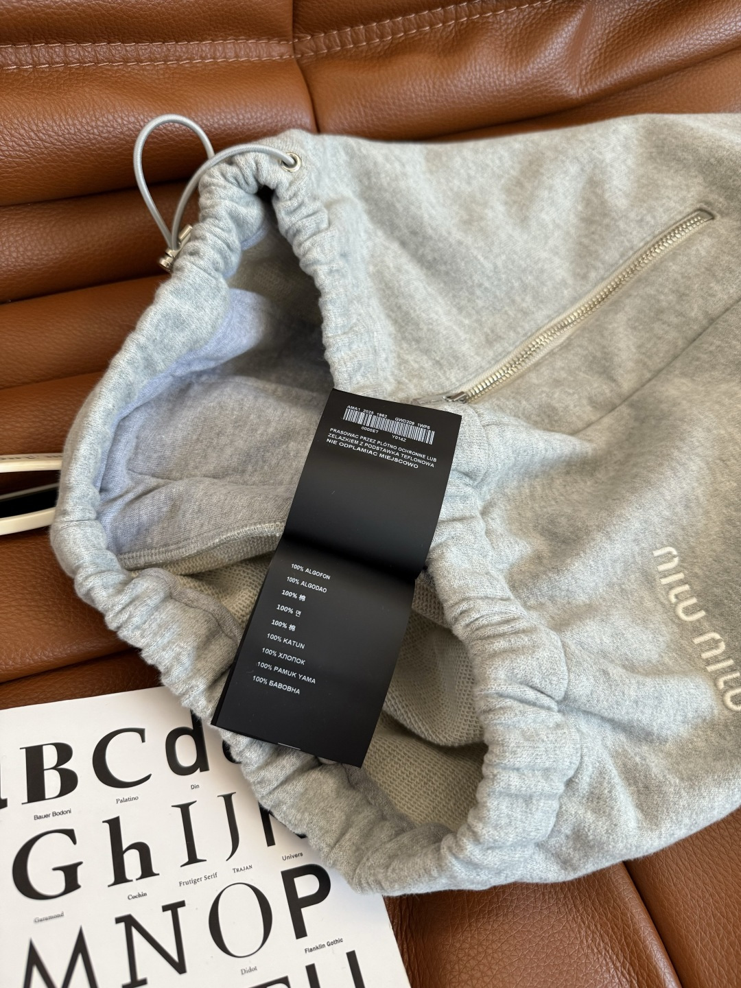 25秋冬新款 小字母logo刺绣徽标一套搭配 采用进口的鱼鳞片纯棉面料 有份量感和挺括感 上身更加有型 