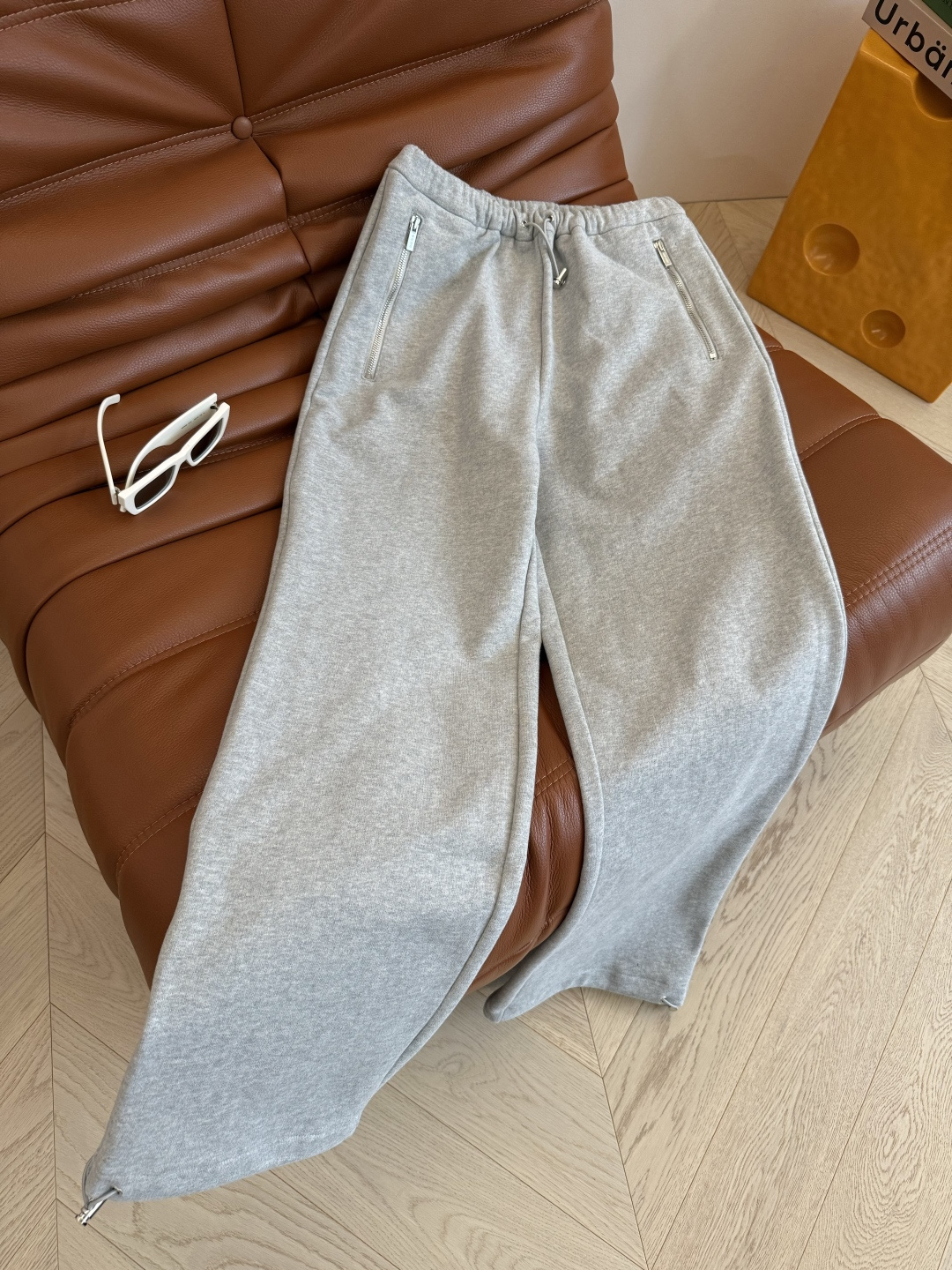 25秋冬新款 小字母logo刺绣徽标一套搭配 采用进口的鱼鳞片纯棉面料 有份量感和挺括感 上身更加有型 