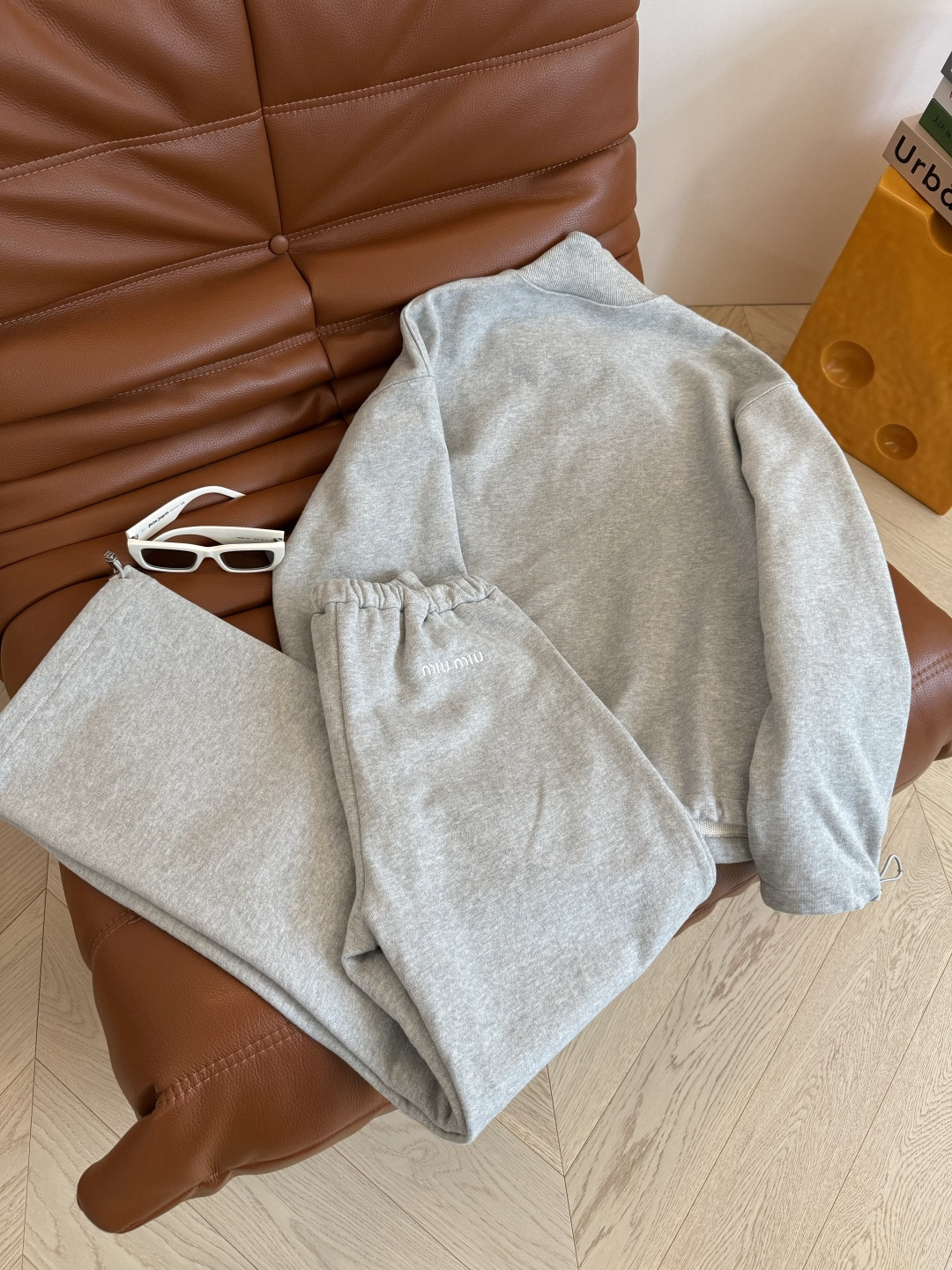 25秋冬新款 小字母logo刺绣徽标一套搭配 采用进口的鱼鳞片纯棉面料 有份量感和挺括感 上身更加有型 