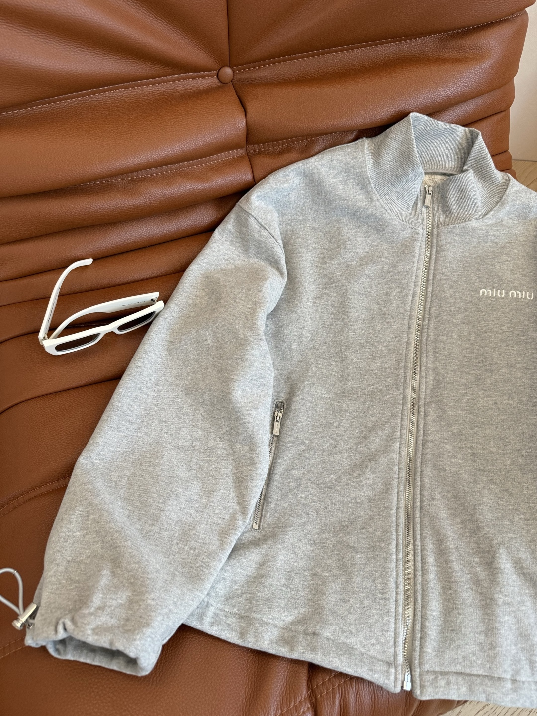 25秋冬新款 小字母logo刺绣徽标一套搭配 采用进口的鱼鳞片纯棉面料 有份量感和挺括感 上身更加有型 