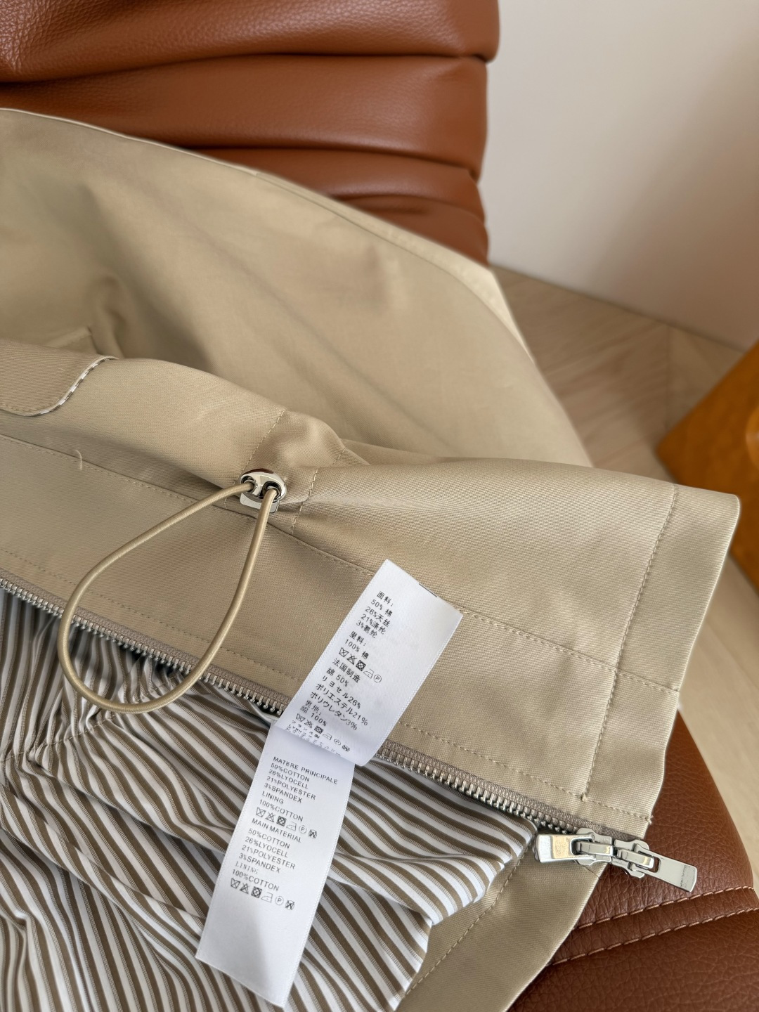 休闲造型感 25秋冬 腰部抽绳设计风衣外套 入秋必备的精致又休闲短款风衣 领子和袖口翻边搭配了同色系条纹