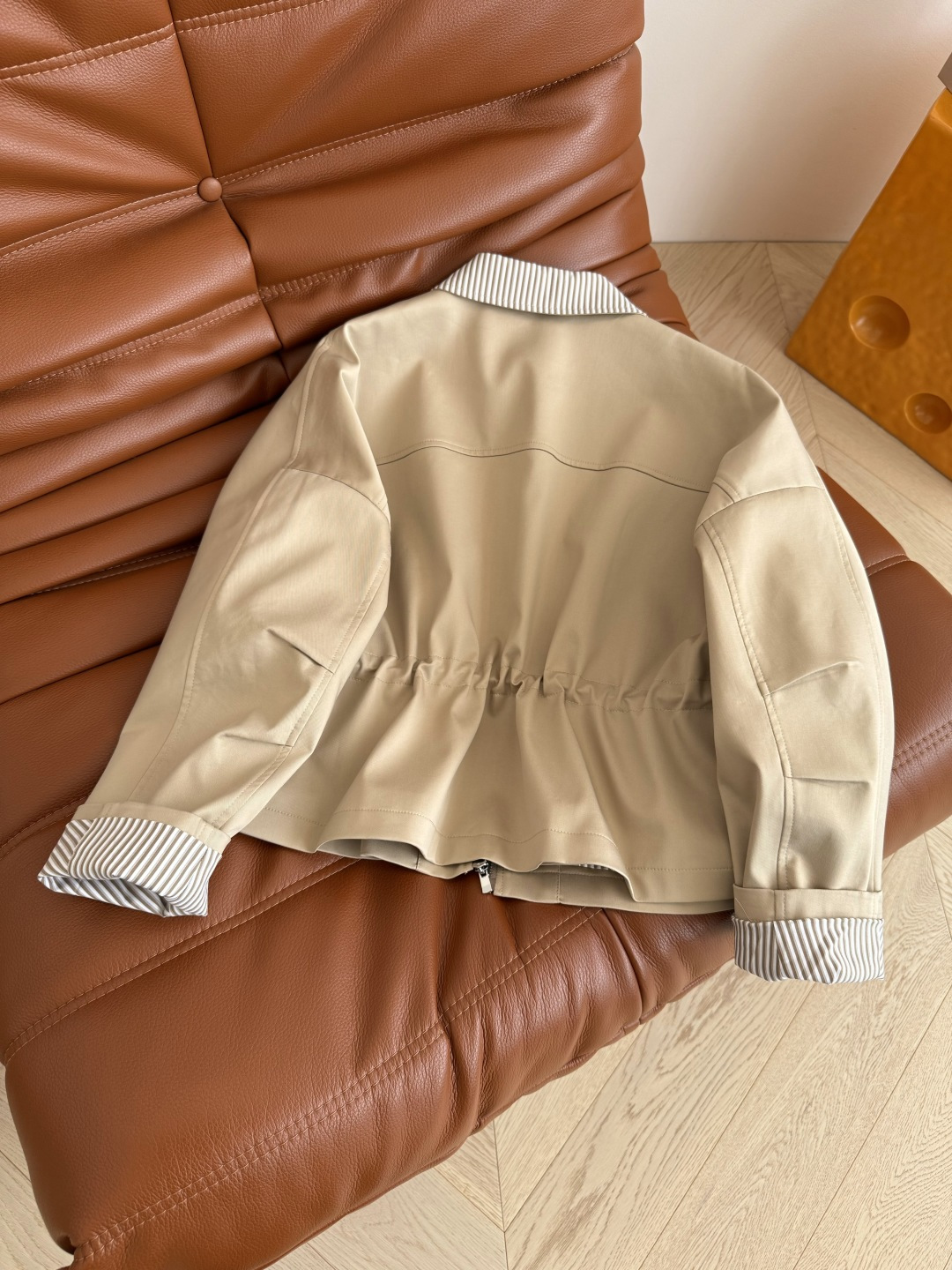 休闲造型感 25秋冬 腰部抽绳设计风衣外套 入秋必备的精致又休闲短款风衣 领子和袖口翻边搭配了同色系条纹