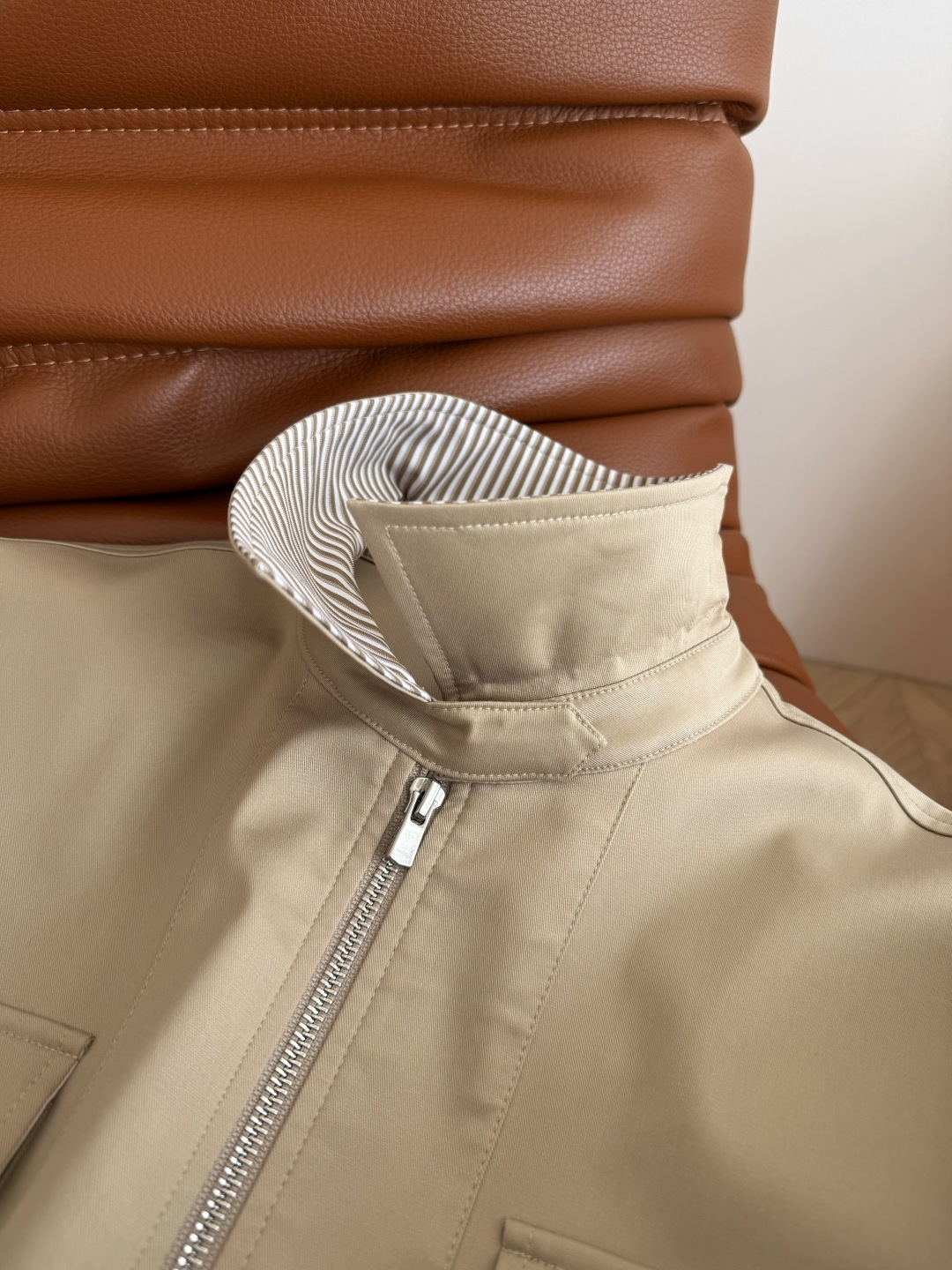 休闲造型感 25秋冬 腰部抽绳设计风衣外套 入秋必备的精致又休闲短款风衣 领子和袖口翻边搭配了同色系条纹