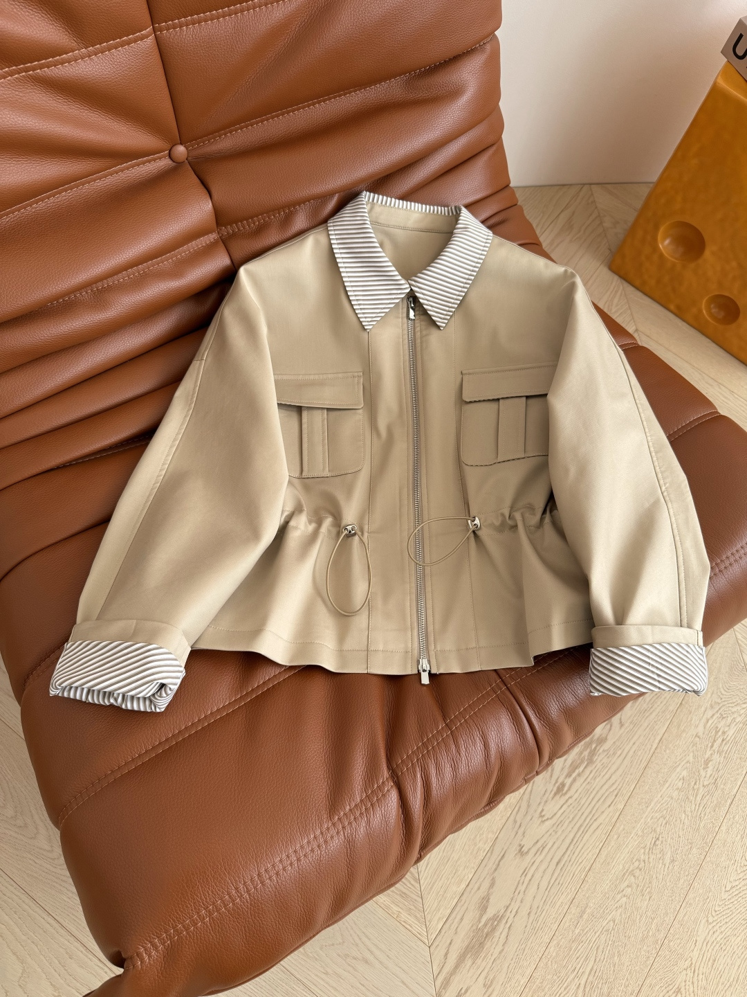 休闲造型感 25秋冬 腰部抽绳设计风衣外套 入秋必备的精致又休闲短款风衣 领子和袖口翻边搭配了同色系条纹