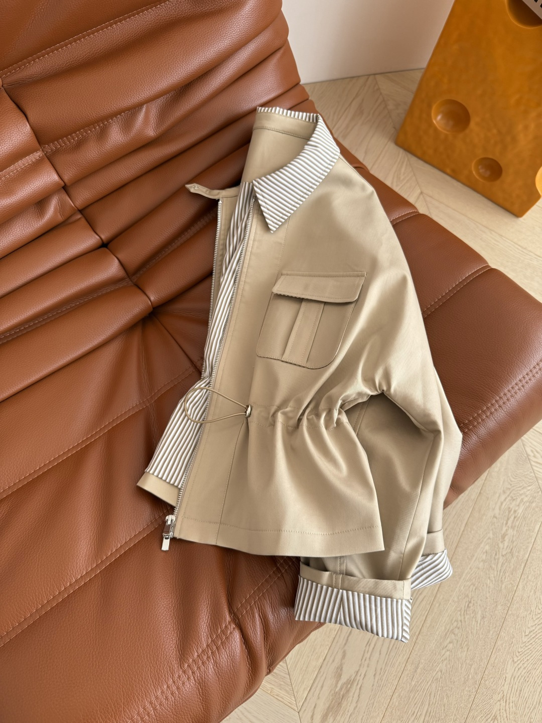 休闲造型感 25秋冬 腰部抽绳设计风衣外套 入秋必备的精致又休闲短款风衣 领子和袖口翻边搭配了同色系条纹