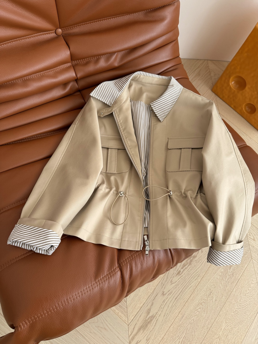 休闲造型感 25秋冬 腰部抽绳设计风衣外套 入秋必备的精致又休闲短款风衣 领子和袖口翻边搭配了同色系条纹