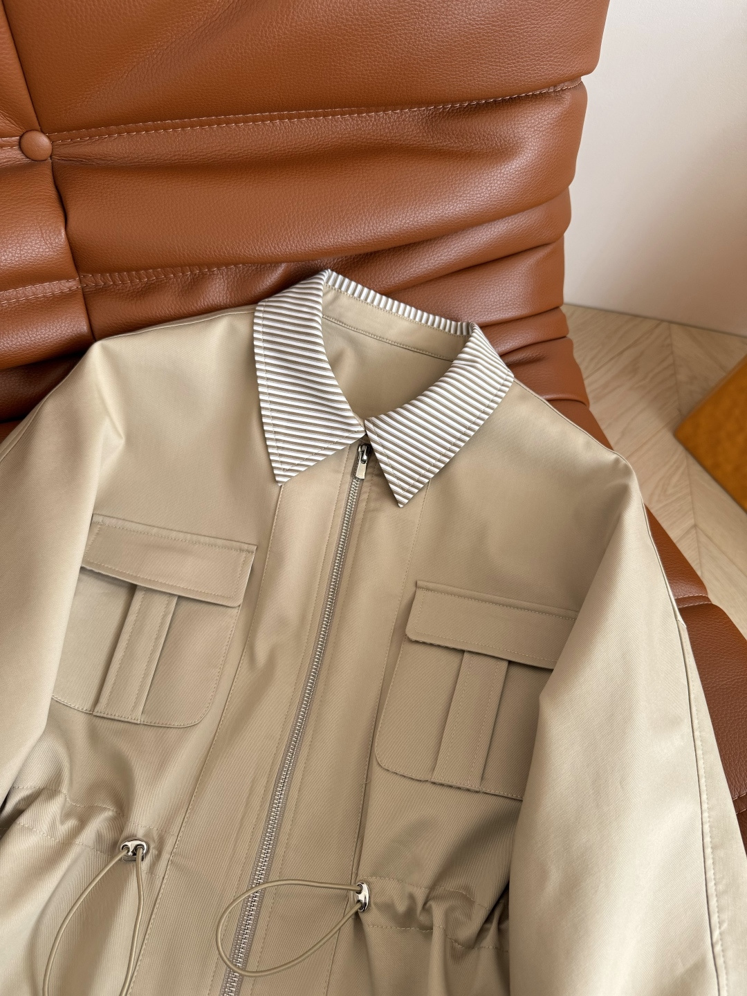 休闲造型感 25秋冬 腰部抽绳设计风衣外套 入秋必备的精致又休闲短款风衣 领子和袖口翻边搭配了同色系条纹