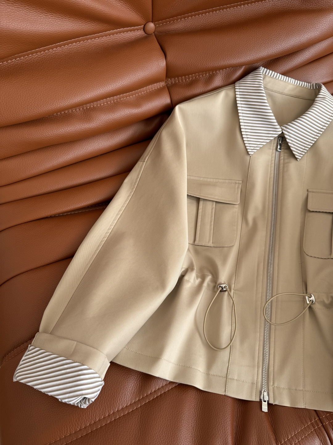 休闲造型感 25秋冬 腰部抽绳设计风衣外套 入秋必备的精致又休闲短款风衣 领子和袖口翻边搭配了同色系条纹