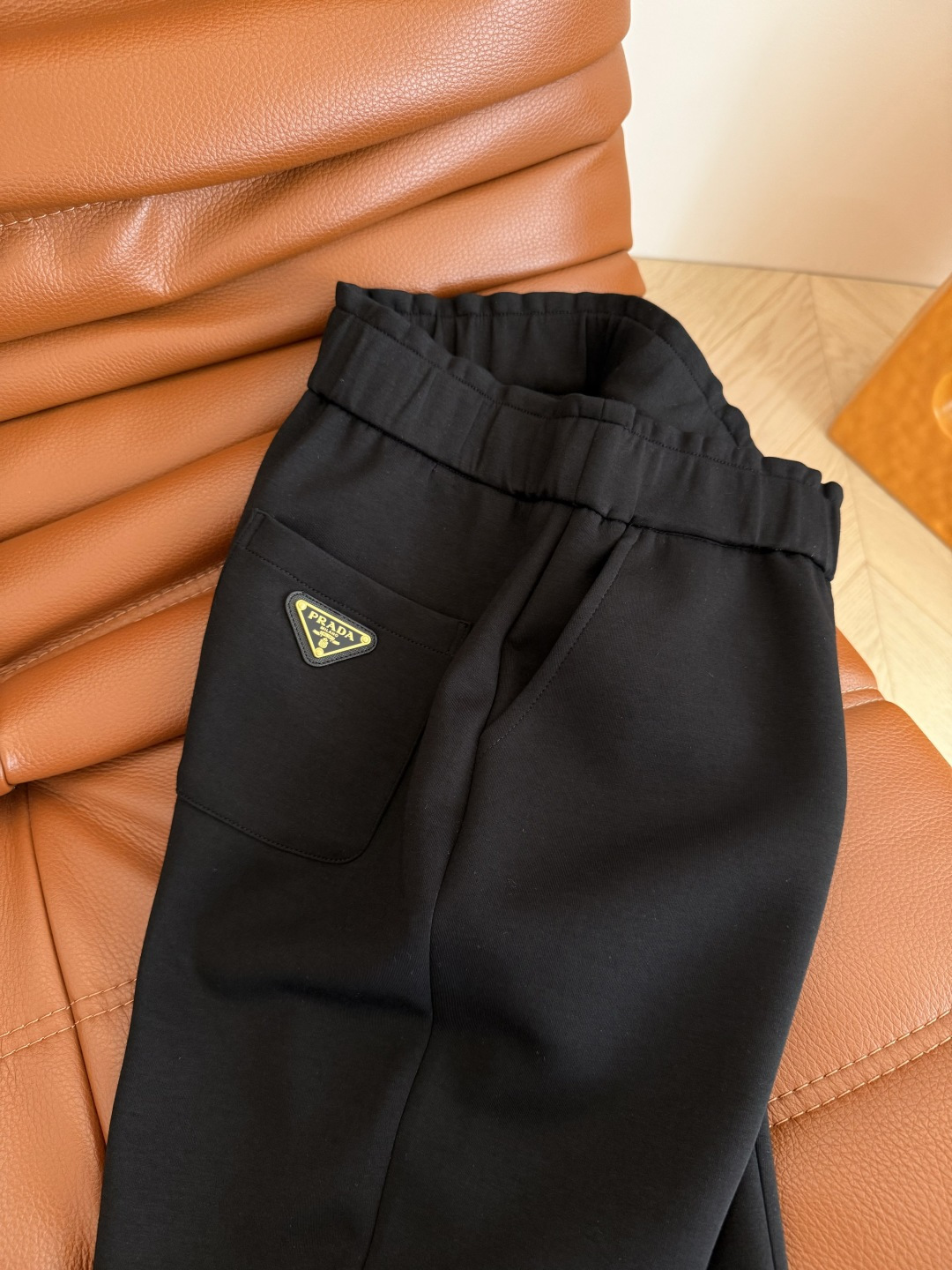 王炸微喇神裤 25新款 后背三角标装饰黑色微喇裤子 标配的高腰设计 自带拉伸下身腿长 微喇裤型 修身但不