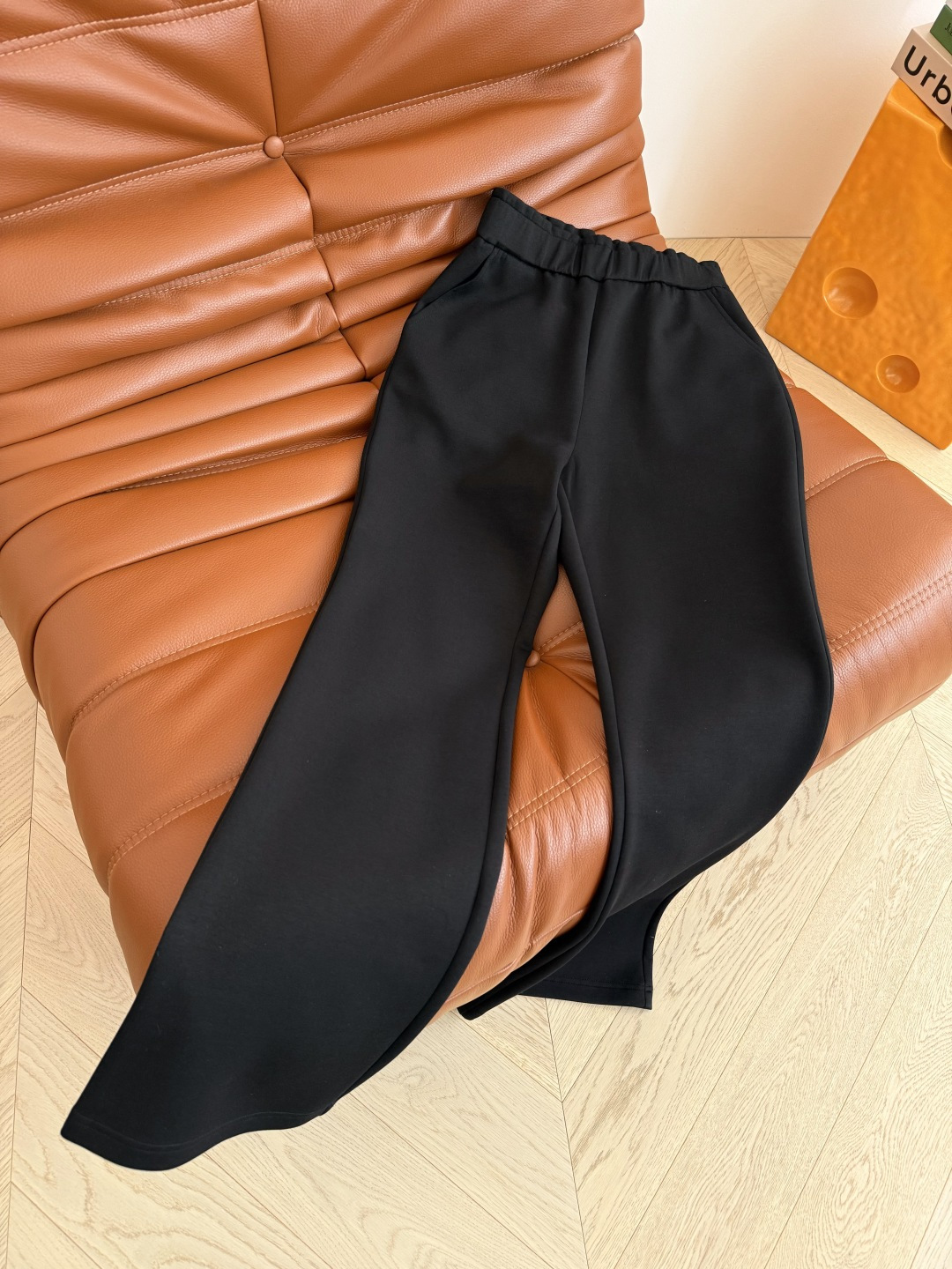 王炸微喇神裤 25新款 后背三角标装饰黑色微喇裤子 标配的高腰设计 自带拉伸下身腿长 微喇裤型 修身但不