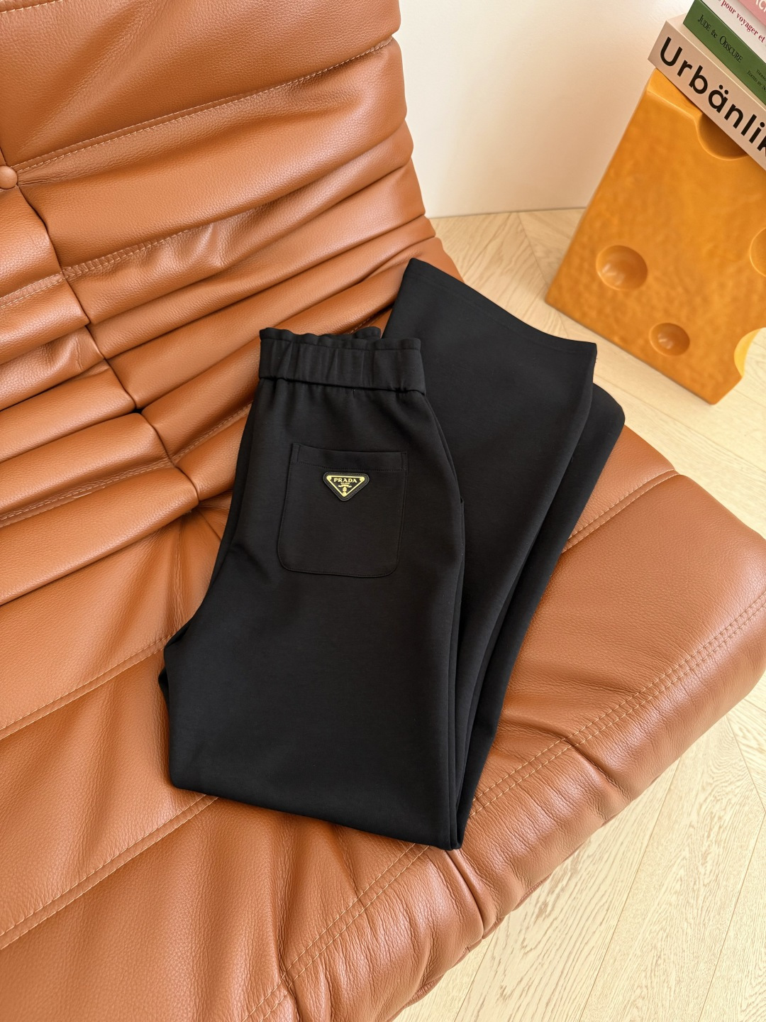 王炸微喇神裤 25新款 后背三角标装饰黑色微喇裤子 标配的高腰设计 自带拉伸下身腿长 微喇裤型 修身但不