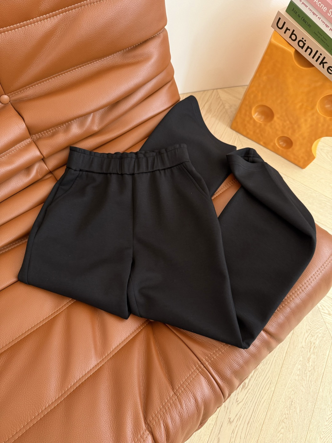 王炸微喇神裤 25新款 后背三角标装饰黑色微喇裤子 标配的高腰设计 自带拉伸下身腿长 微喇裤型 修身但不