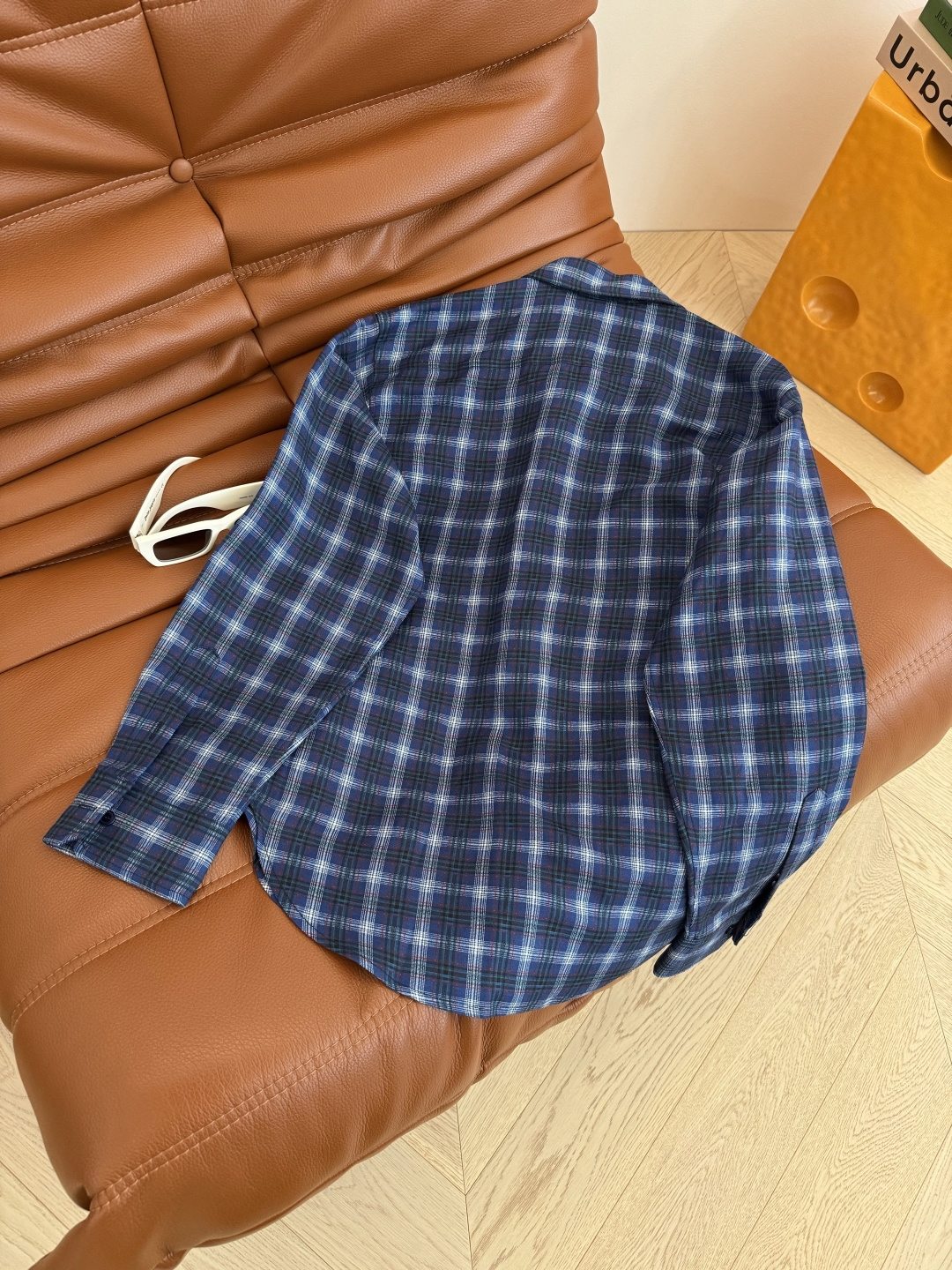 25 早秋新款 随意日常款 蓝色格子亚麻衬衫 采用亚麻面料 透气手感舒服 很显质感 复古感满满的蓝色格纹