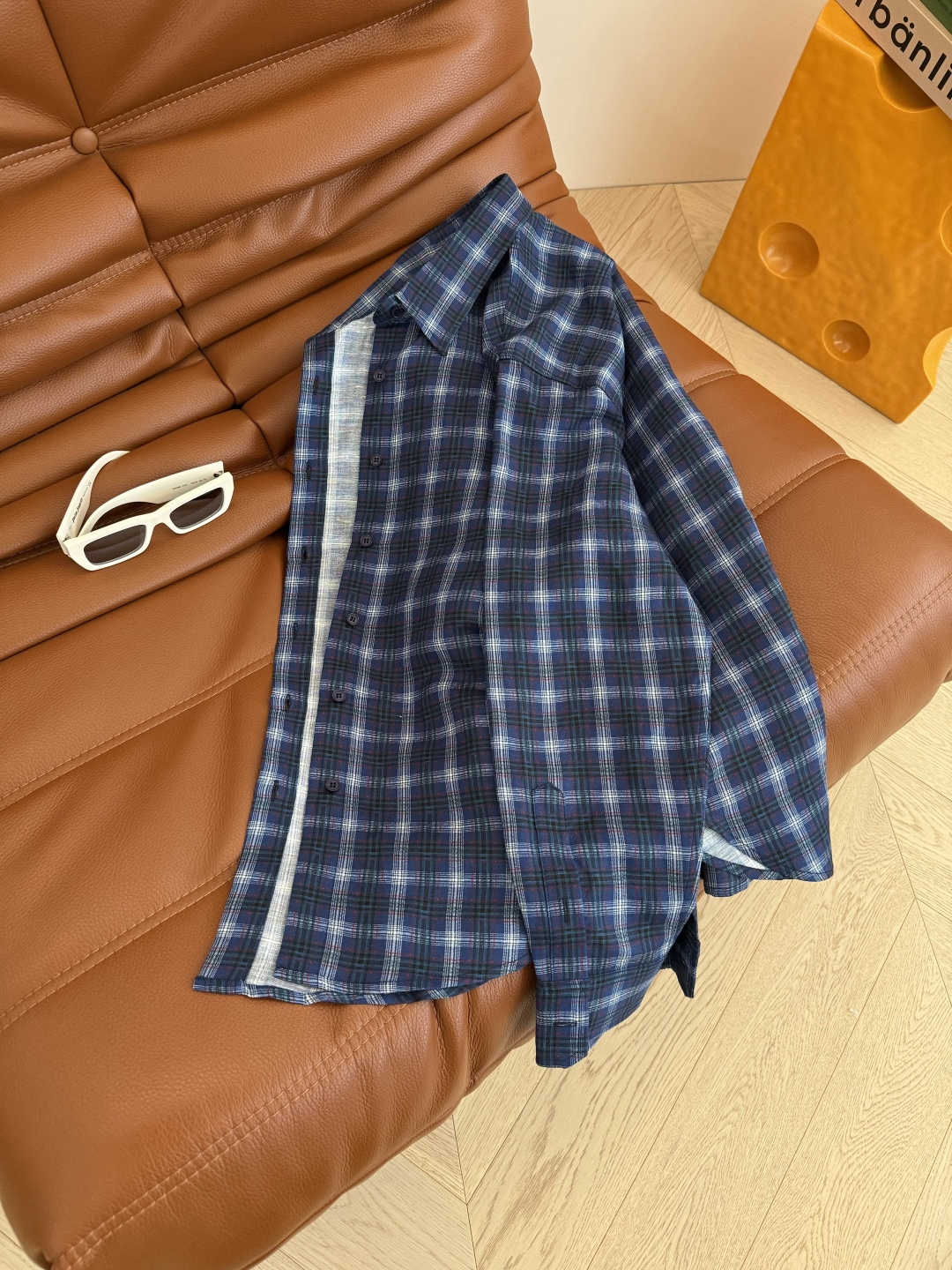 25 早秋新款 随意日常款 蓝色格子亚麻衬衫 采用亚麻面料 透气手感舒服 很显质感 复古感满满的蓝色格纹