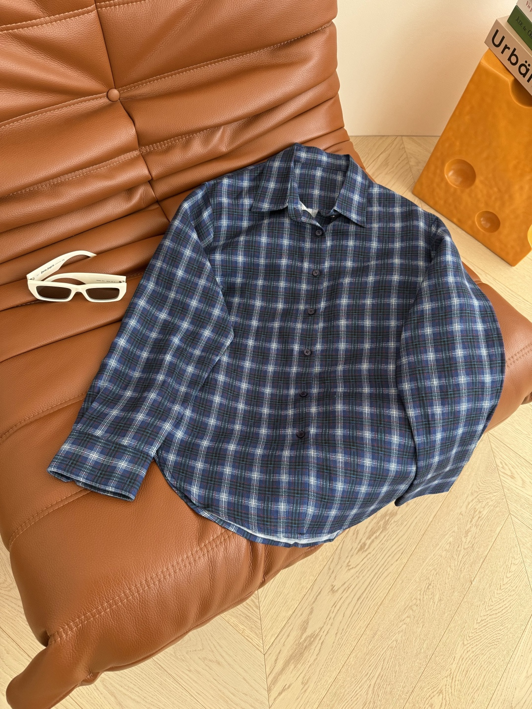 25 早秋新款 随意日常款 蓝色格子亚麻衬衫 采用亚麻面料 透气手感舒服 很显质感 复古感满满的蓝色格纹