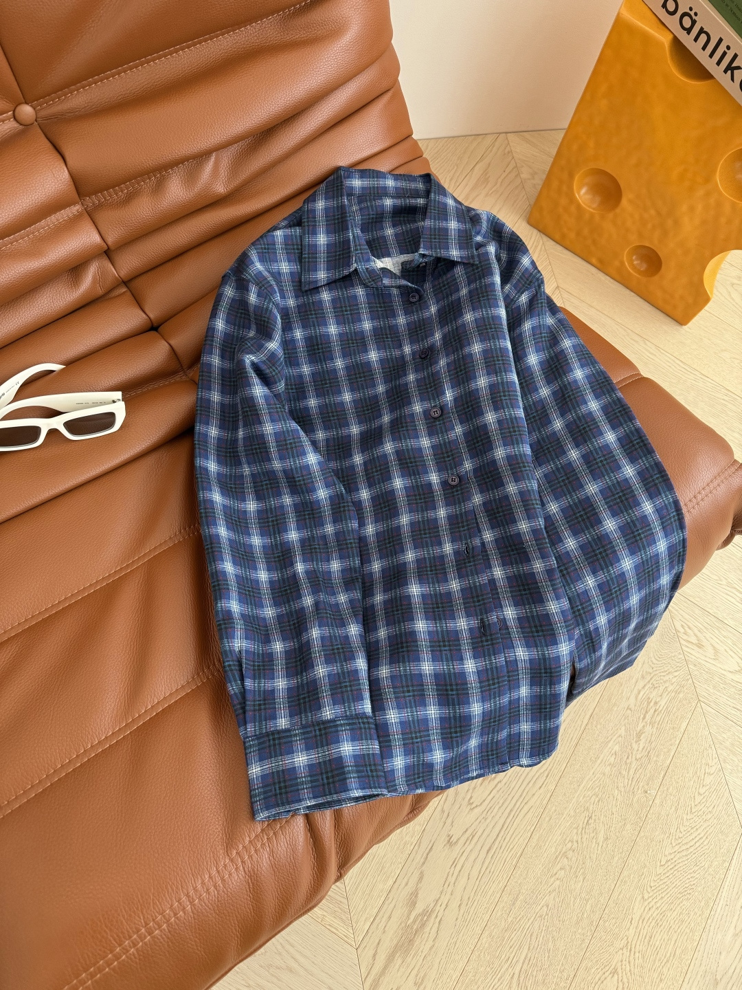 25 早秋新款 随意日常款 蓝色格子亚麻衬衫 采用亚麻面料 透气手感舒服 很显质感 复古感满满的蓝色格纹