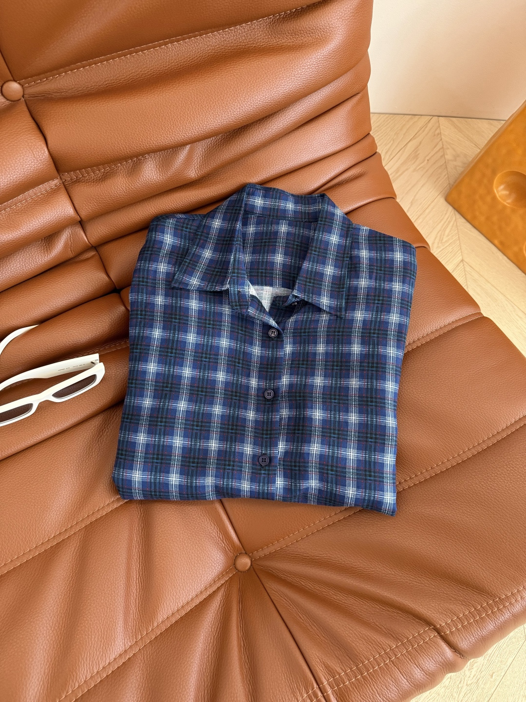 25 早秋新款 随意日常款 蓝色格子亚麻衬衫 采用亚麻面料 透气手感舒服 很显质感 复古感满满的蓝色格纹