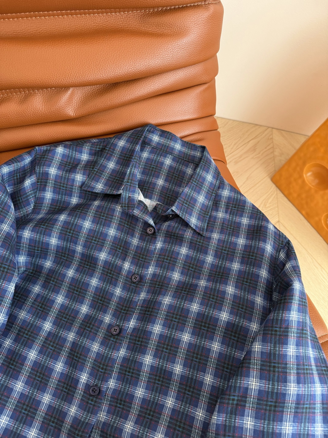 25 早秋新款 随意日常款 蓝色格子亚麻衬衫 采用亚麻面料 透气手感舒服 很显质感 复古感满满的蓝色格纹