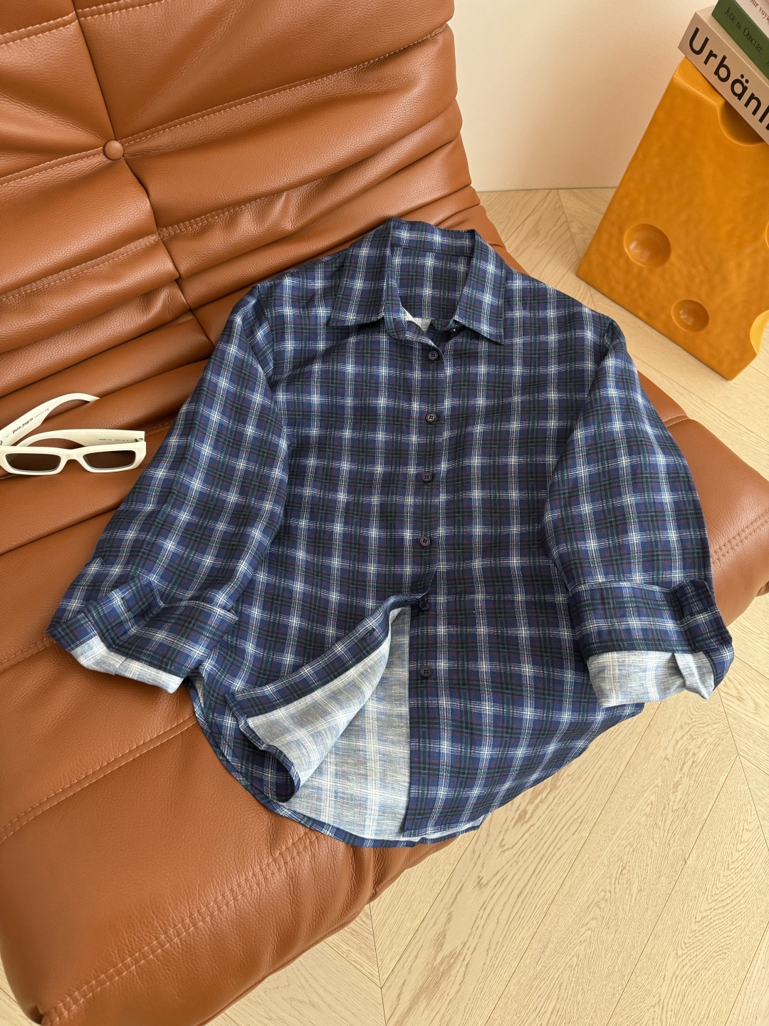 25 早秋新款 随意日常款 蓝色格子亚麻衬衫 采用亚麻面料 透气手感舒服 很显质感 复古感满满的蓝色格纹